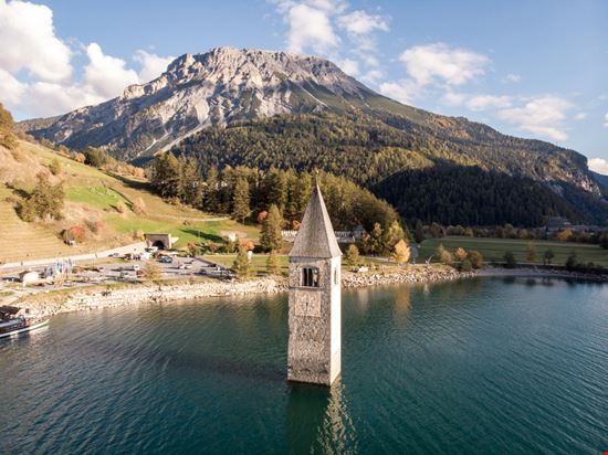 Lago di Resia Il lago e il campanile Shutterstock.com 